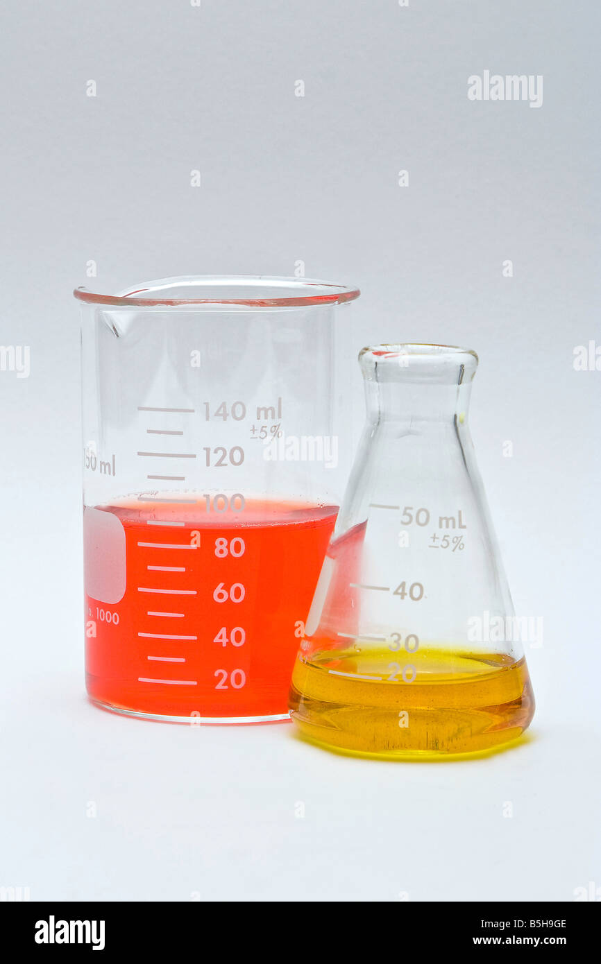 Pallone ed il becher con liquidi colorati come indicatori di pH su sfondo bianco Foto Stock