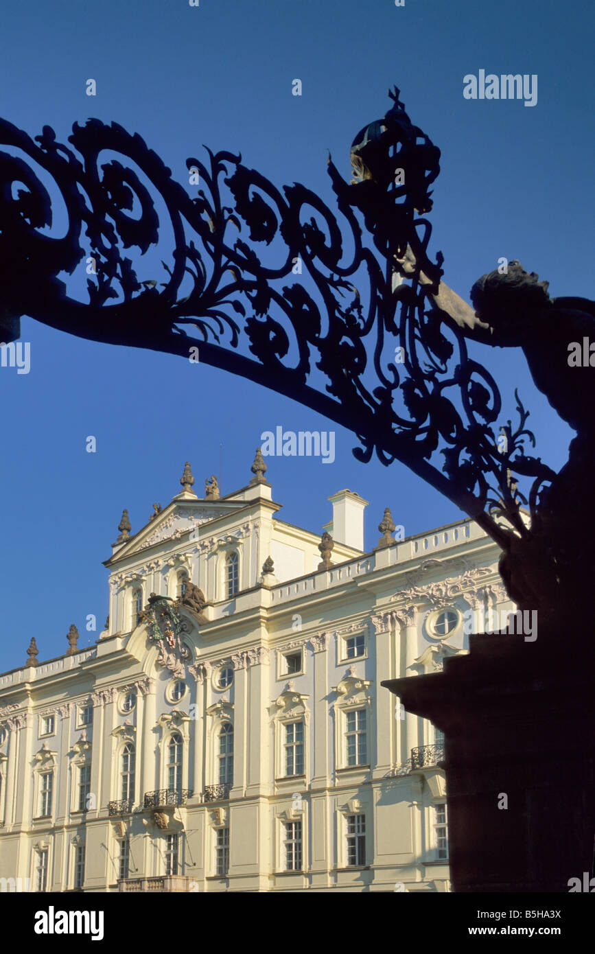Cancellata in ferro battuto al primo cortile al castello di Hrad con Arcivescovi Palace dietro a Hradcany a Praga Repubblica Ceca Foto Stock