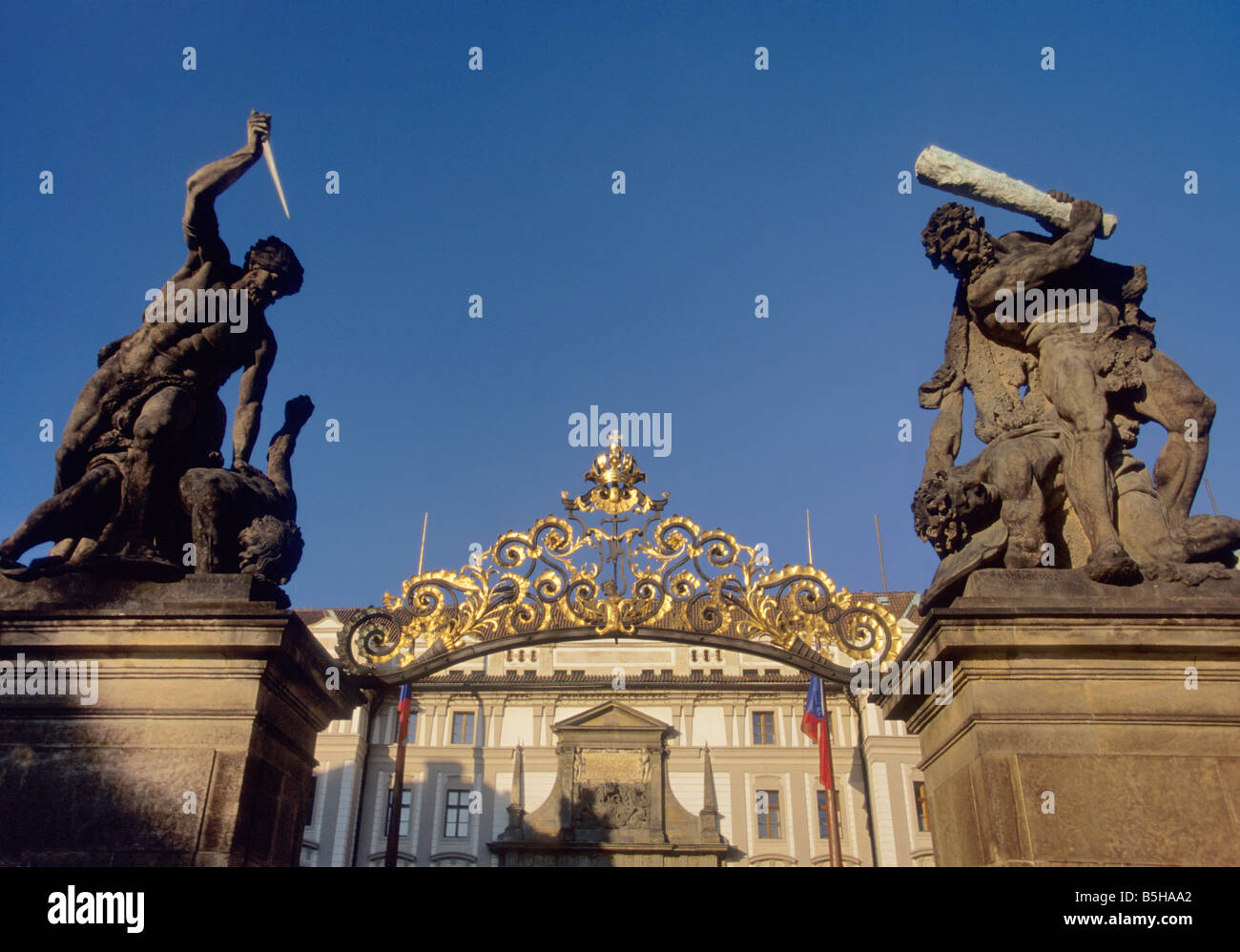 Combattendo Titans statue al cancello al primo cortile con Hrad o castello dietro a Praga Repubblica Ceca Foto Stock