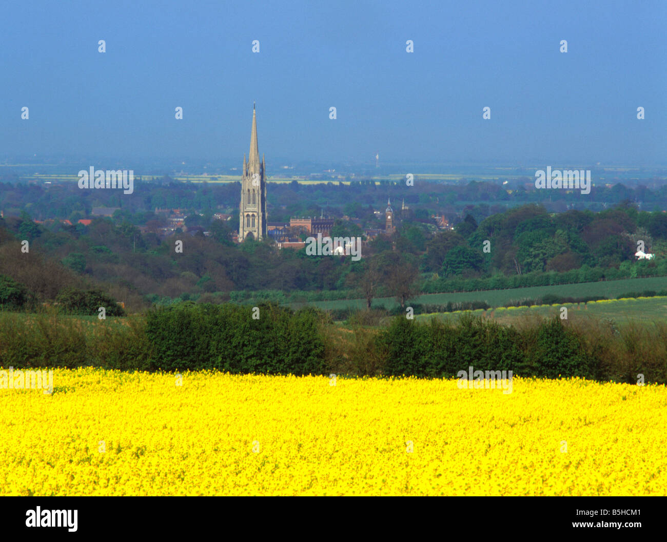 La torre e il Campanile di St James chiesa parrocchiale si erge sopra la città di Louth Lincolnshire Inghilterra attraverso terreni agricoli dal Wolds Foto Stock