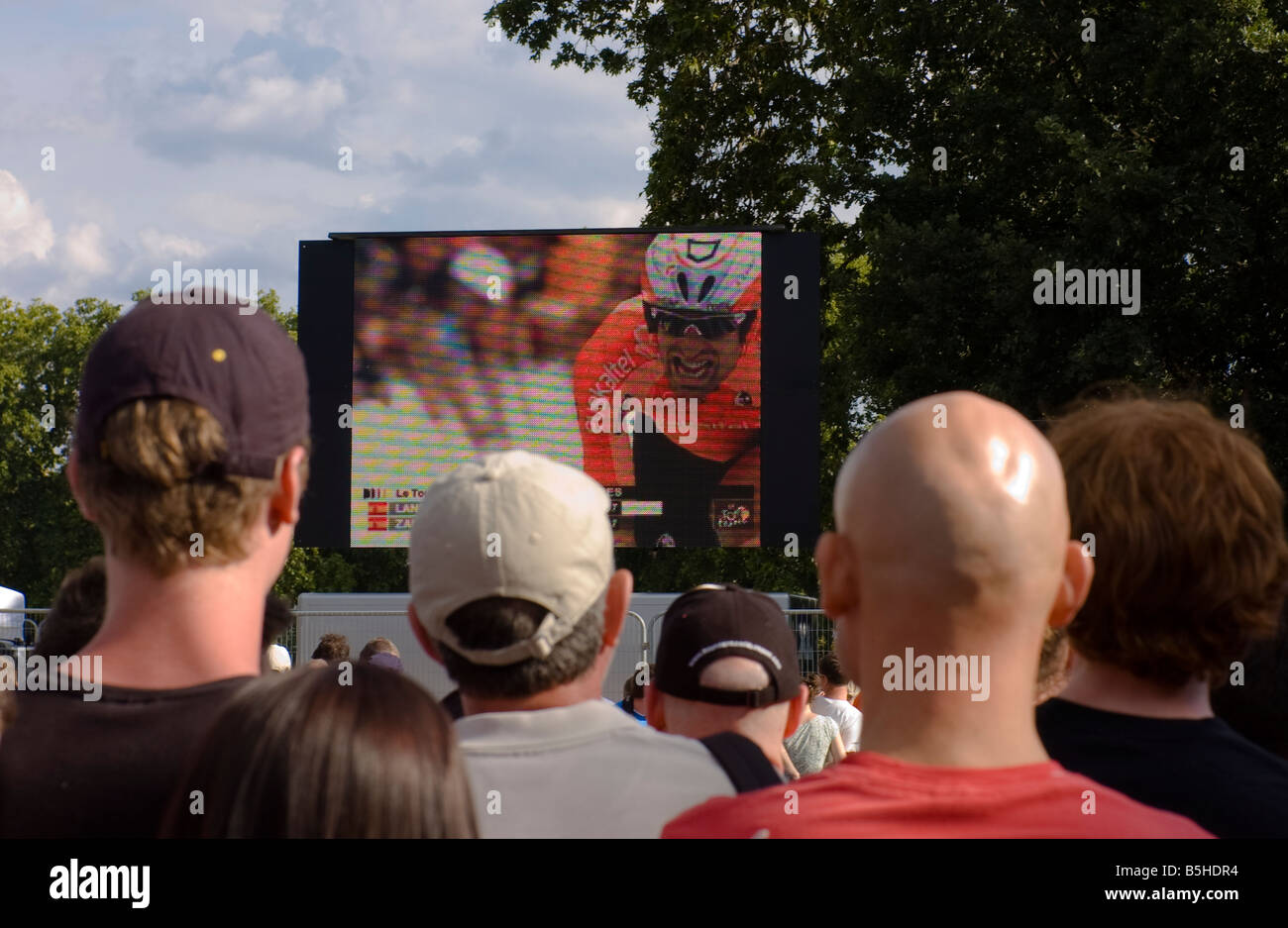 Tour de France prologo stadio, 2007. Guardando il crono in Hyde Park su schermi esterni, istituito intorno al corso Foto Stock