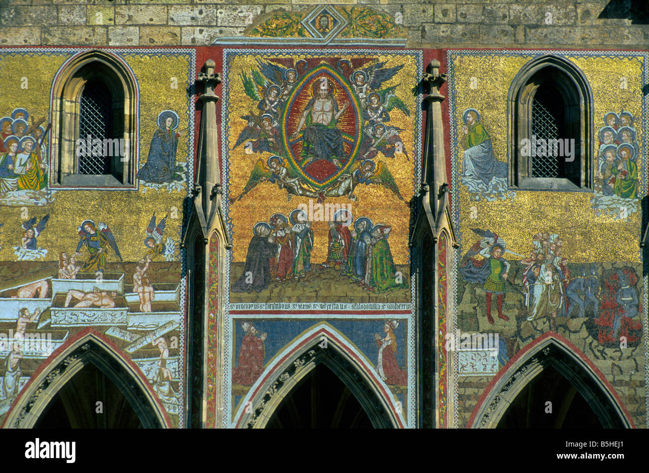 Ultima sentenza mosaico dorato al portale della Cattedrale di San Vito a Hrad castello sulla collina Hradcany a Praga Repubblica Ceca Foto Stock