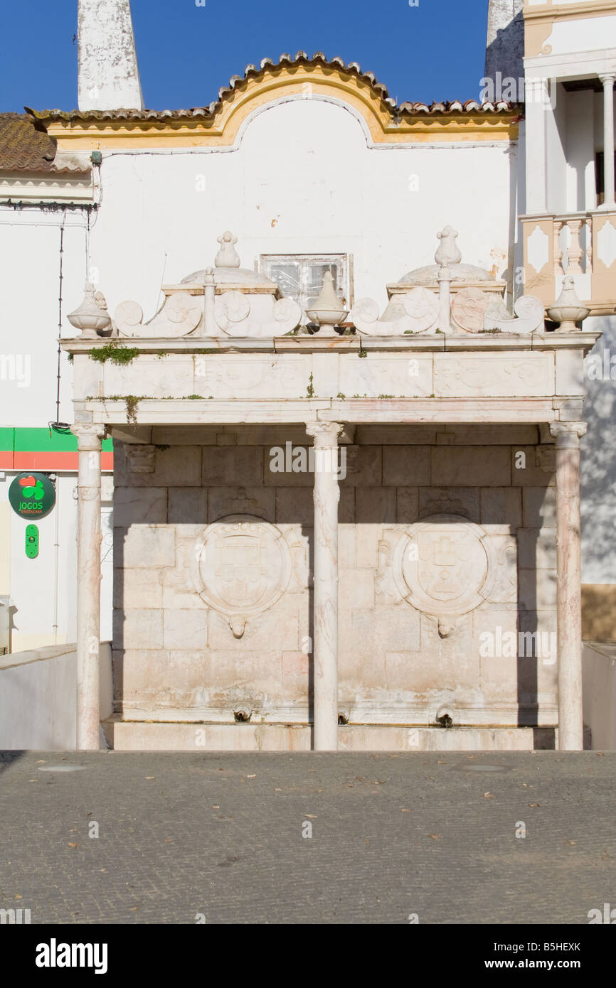 Il 'Fontinha', una fontana rinascimentale in Piazza della Repubblica, a Alter do Chão, distretto di Portalegre, Portogallo. Foto Stock