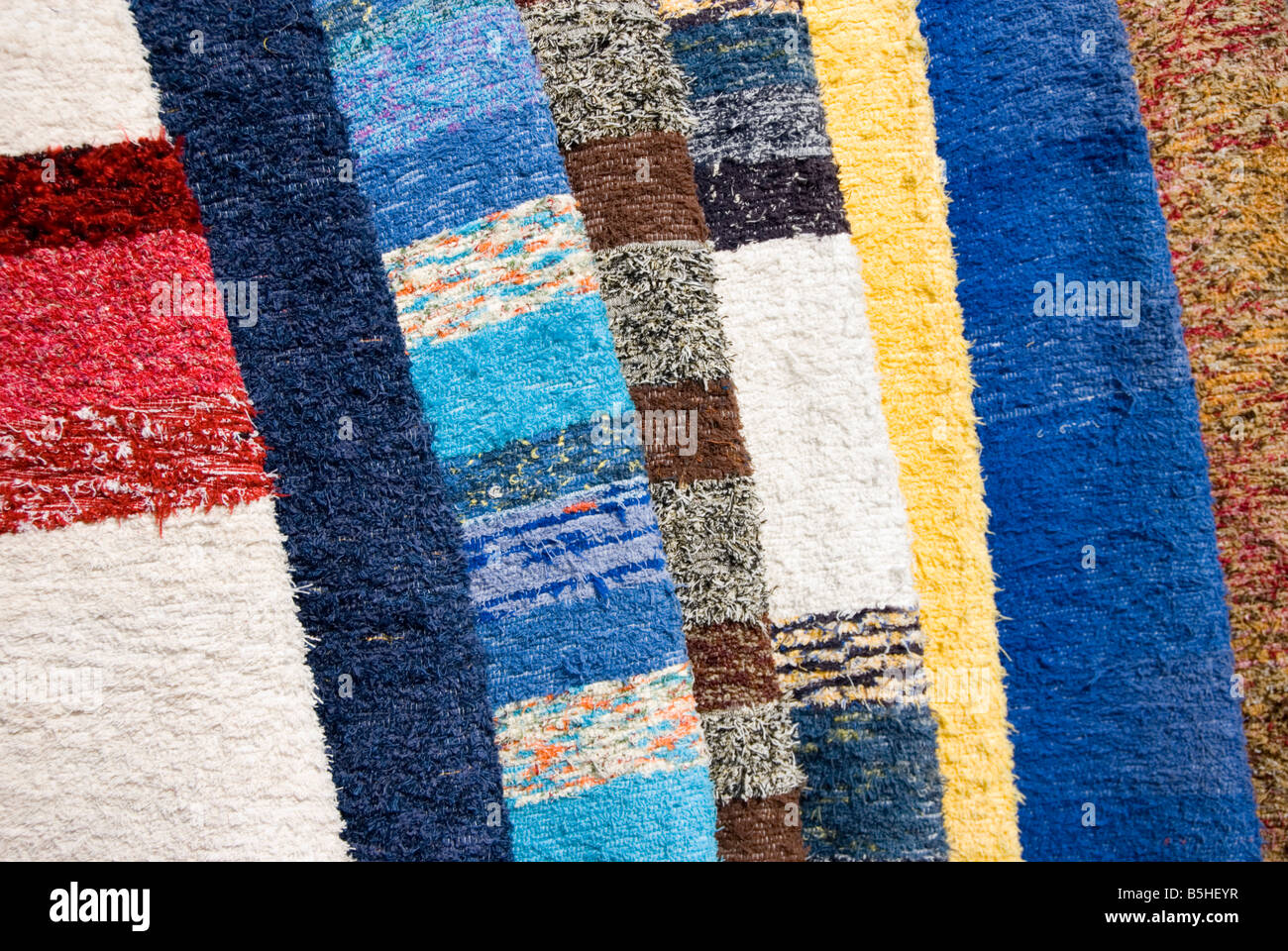 Dettaglio del locale fatto a mano tappeti e moquette in vendita nel villaggio di Pampaneira in Sierra Nevada Spagna meridionale Foto Stock