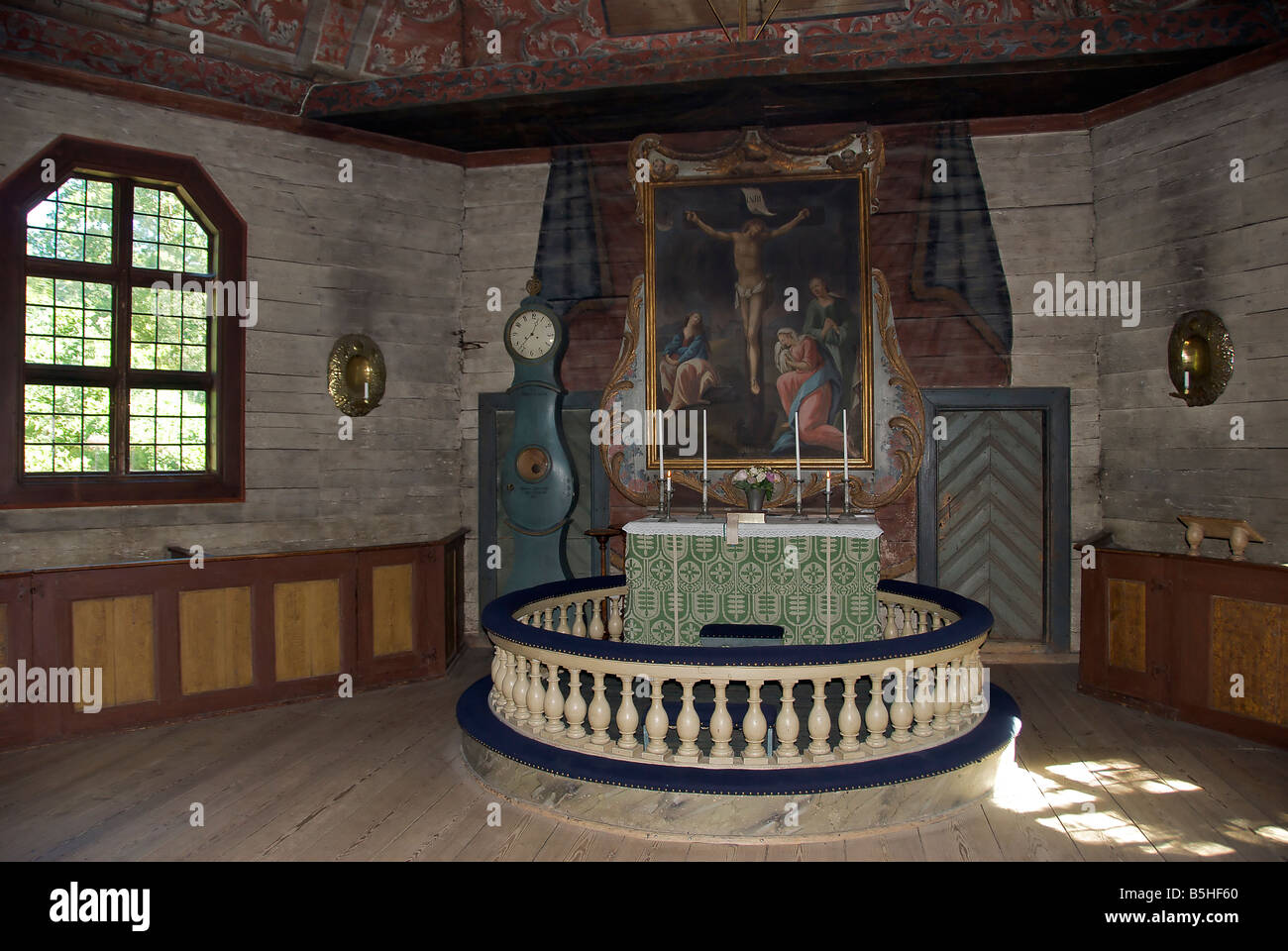 Interior vecchia chiesa di legno con soffitto floreale Skansen Djurgarden Stoccolma Svezia Foto Stock