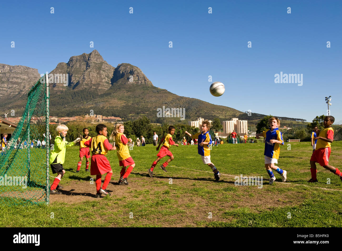 La gioventù a giocare una partita di calcio di Città del Capo in Sud Africa Foto Stock