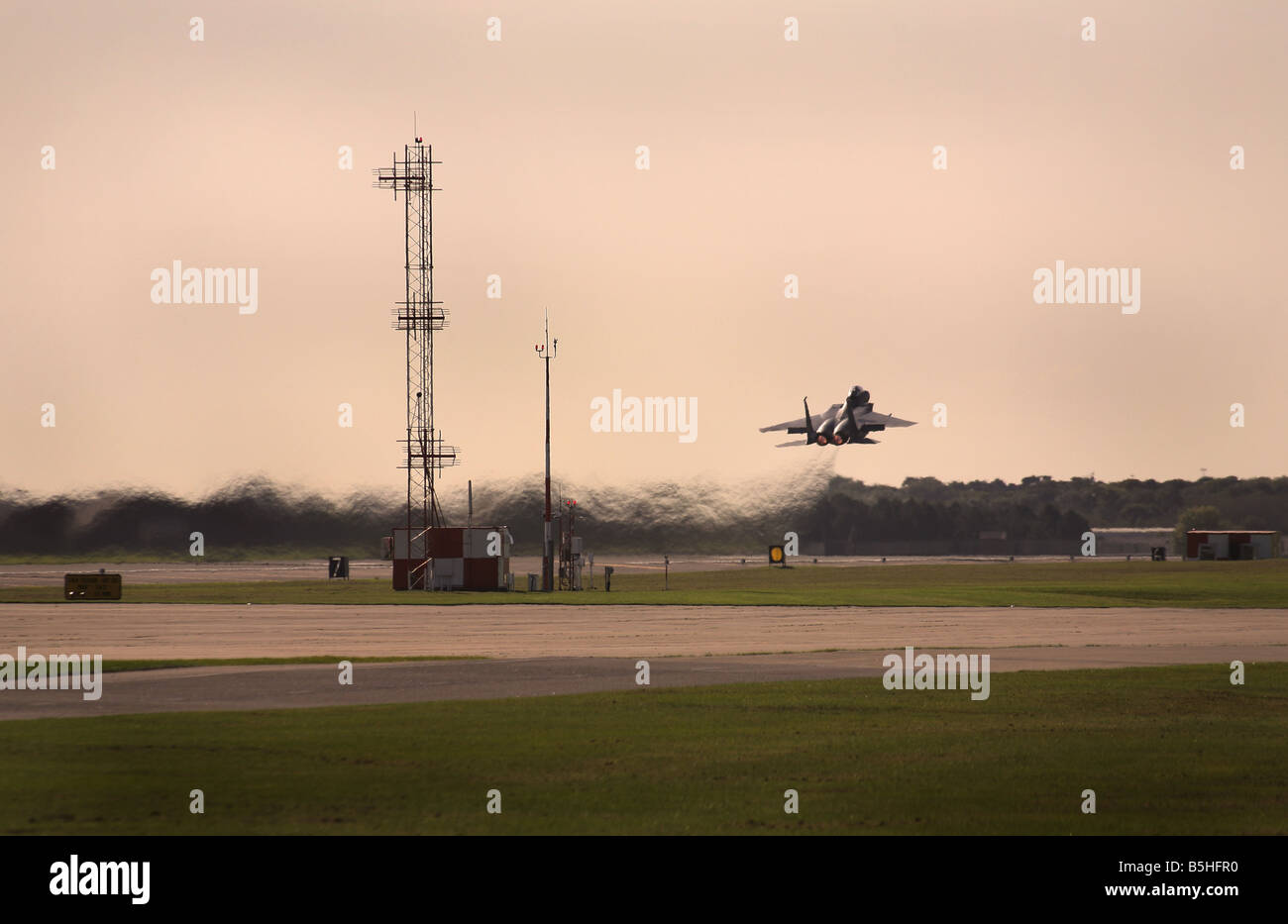 F-15 Strike Eagle e striature nel cielo a RAF Lakenheath nel Suffolk, Inghilterra. Foto Stock