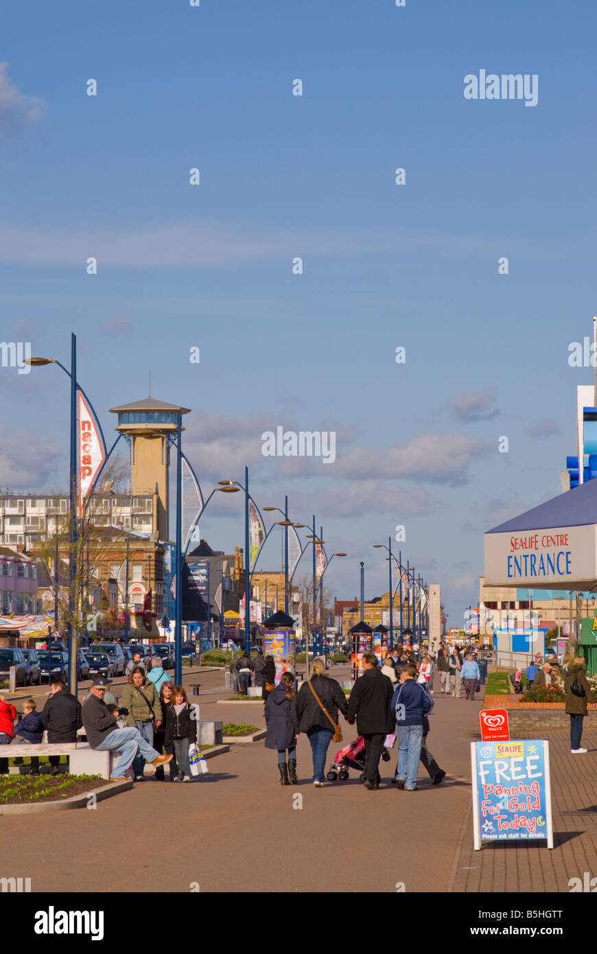 Una vista lungo il Golden Mile lungomare di Great Yarmouth Norfolk Regno Unito con i turisti Foto Stock