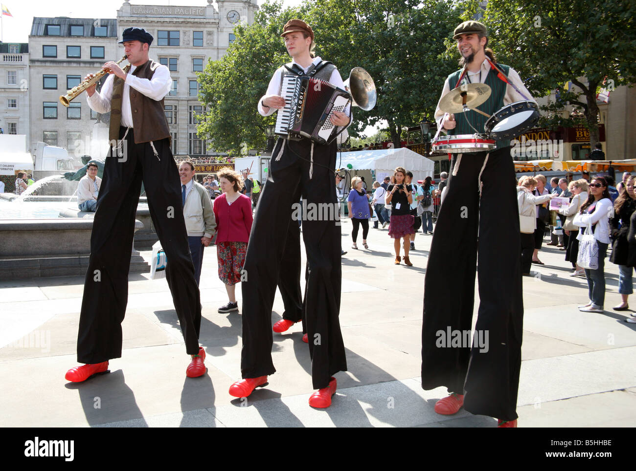 Musicisti su palafitte al festival ebraico in Trafalgar Square Londra Foto Stock