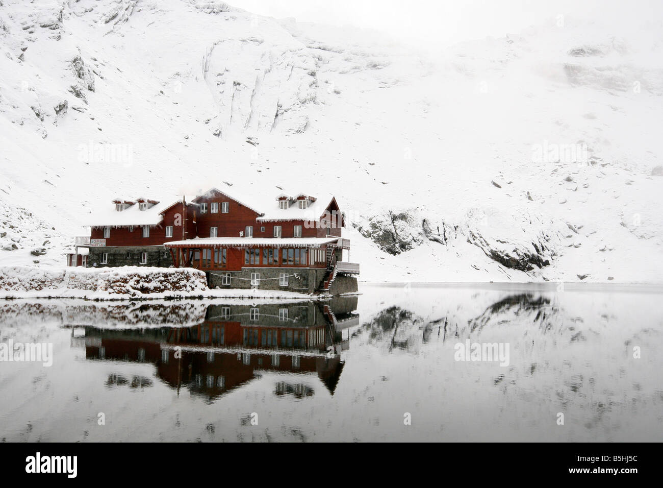Chalet al lago Balea, Monti Fagaras, Transilvania, Romania Foto Stock