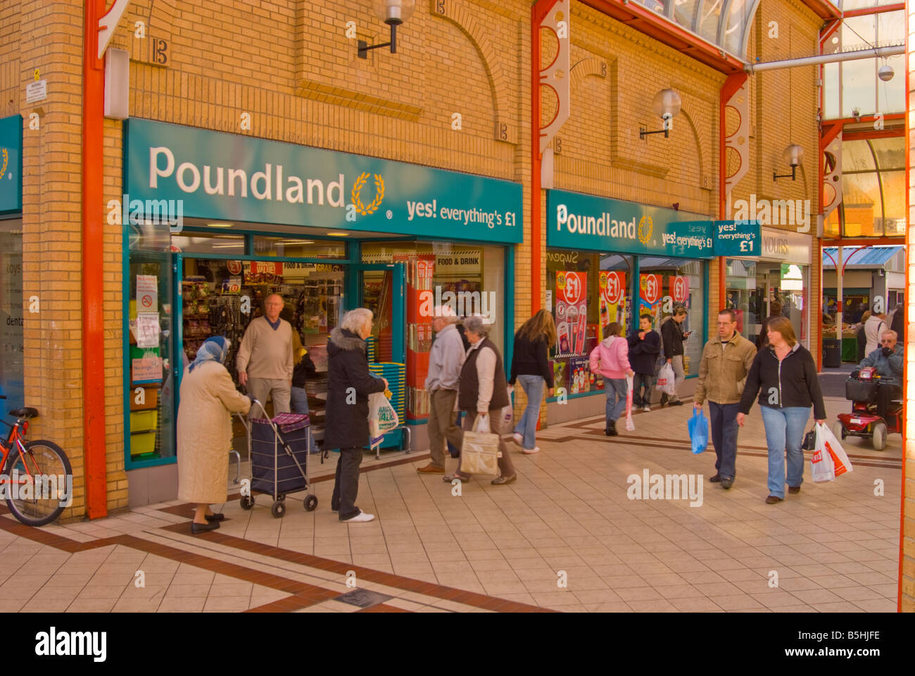 Risparmiatori Poundland store dove ogni elemento nel negozio costa 1 sterline a Lowestoft Suffolk Regno Unito con la gente camminare passato Foto Stock