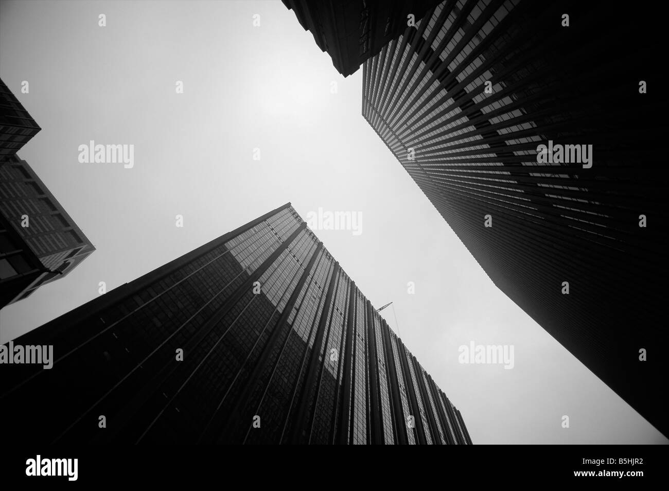 In bianco e nero il riassunto di un alto edificio edifici di New York Foto Stock