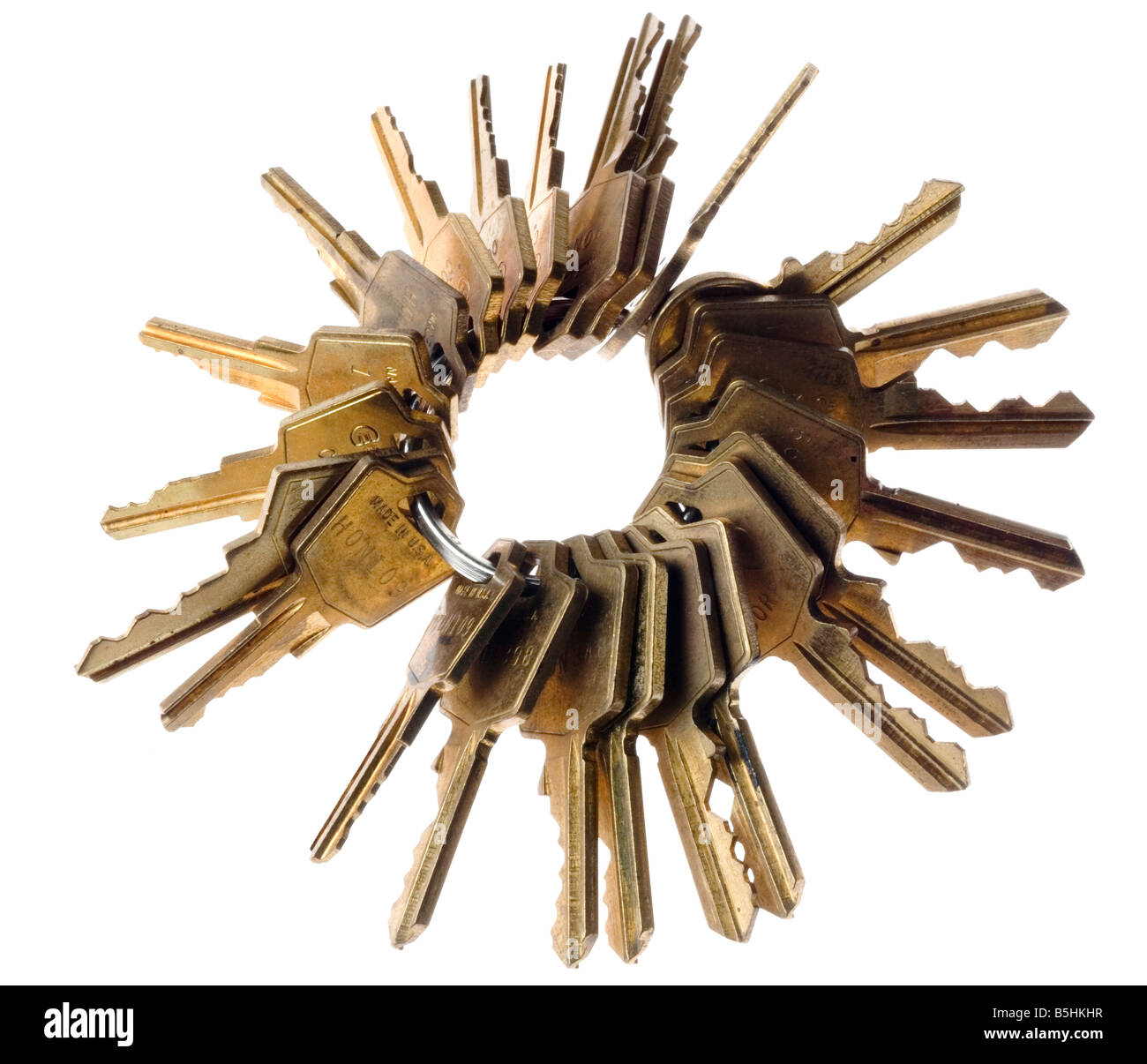 Anello chiave con grande collezione di chiavi di sicurezza in un cerchio su un fondo bianco con tracciato di ritaglio Foto Stock