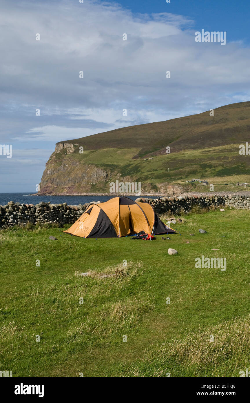 dh Rackwick Bay HOY ORKNEY Tent attrezzature da campeggio uk sito estate campeggio scozia nessuno Foto Stock