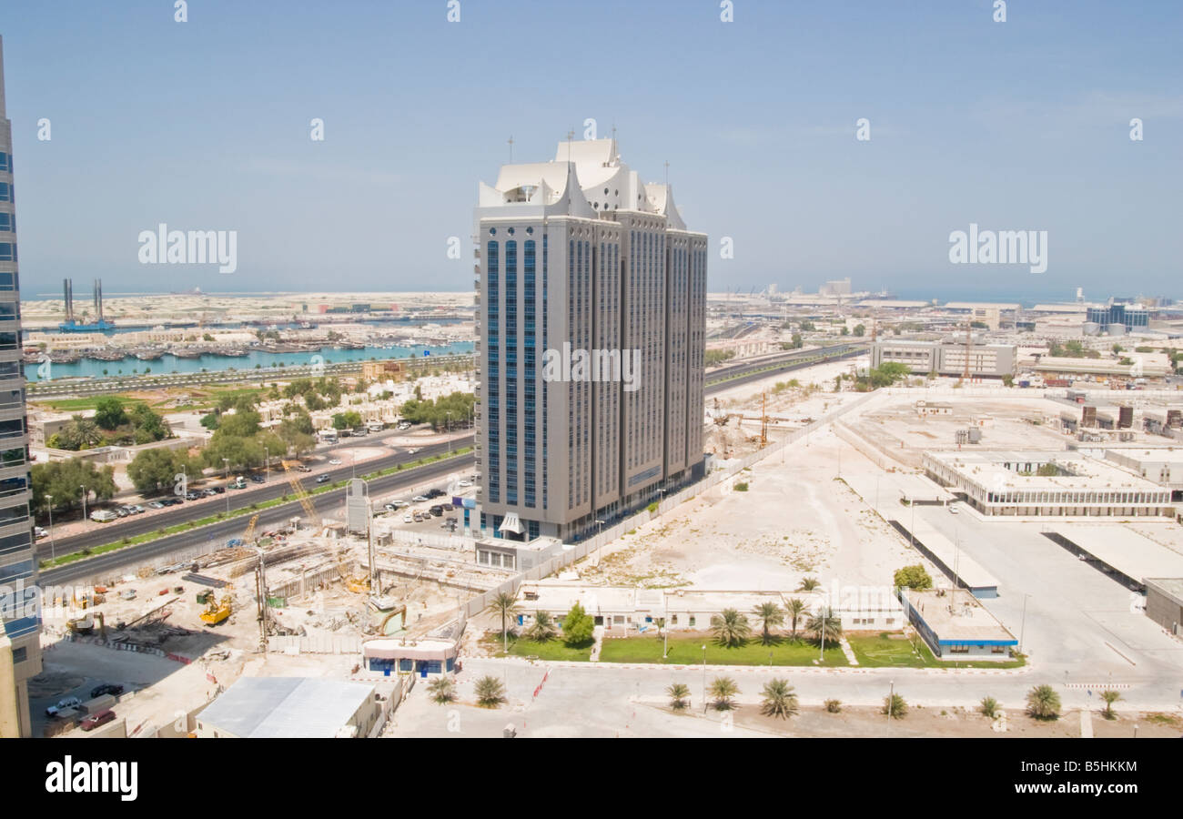Massiccio e rapido sviluppo di Abu Dhabi risultati nella nuova torre di blocchi fino a molla ovunque. Foto Stock