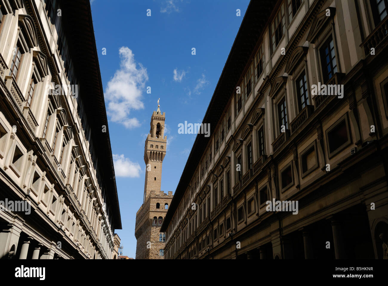 Firenze Italia Loggiato degli Uffizi e la torre di Palazzo Vecchio Foto Stock