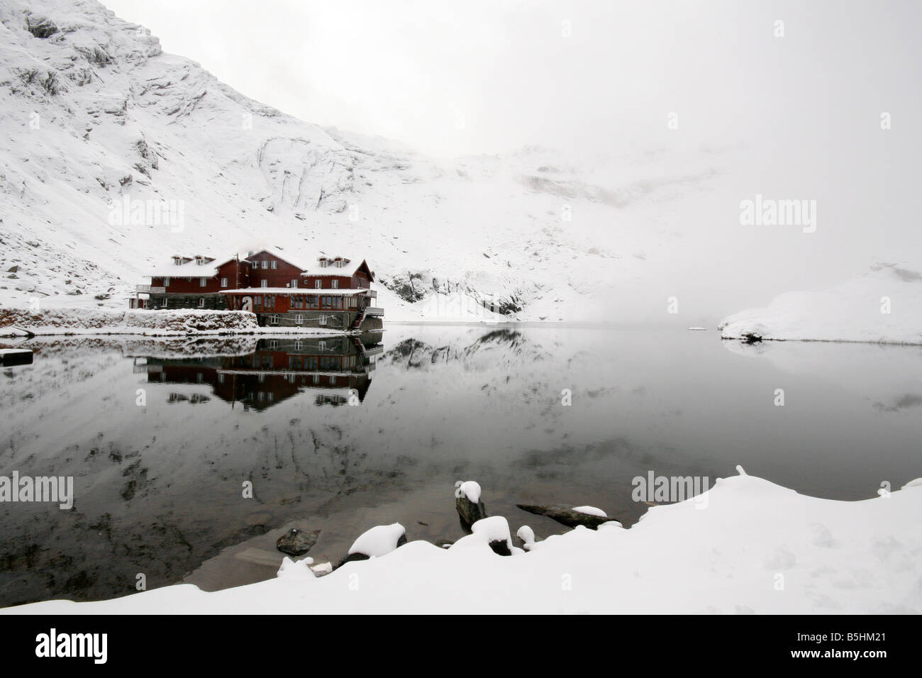 Chalet al lago Balea, Monti Fagaras, Transilvania, Romania Foto Stock