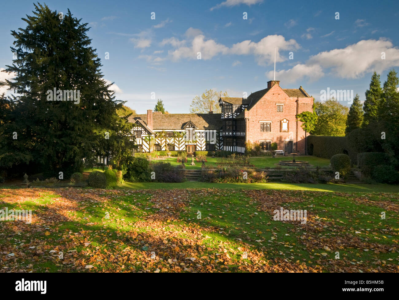 Autunno a Gawsworth Old Hall, Gawsworth, vicino a Macclesfield, Cheshire, Inghilterra, Regno Unito Foto Stock