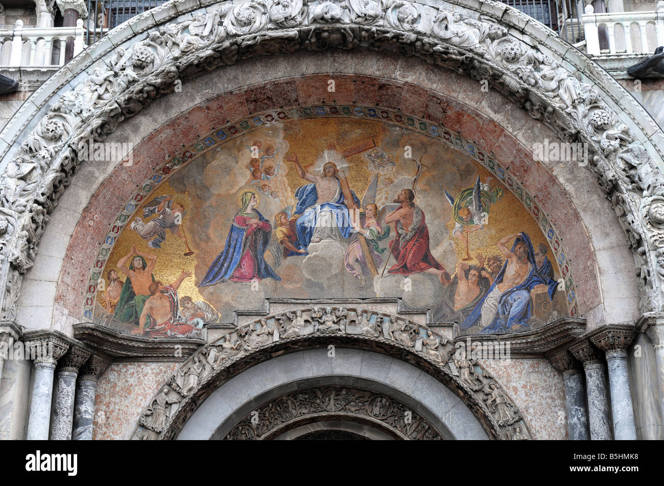 Il giudizio ultimo mosaico sopra il principale portale centrale presso la Basilica di San Marco, Venezia. Foto Stock