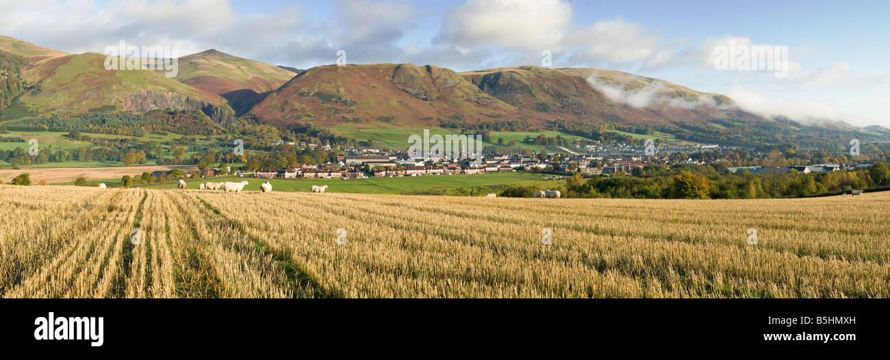 Vista di Tillycoultry ai piedi dell'Ochils, Clackmannanshire, Scotland, Regno Unito. Foto Stock