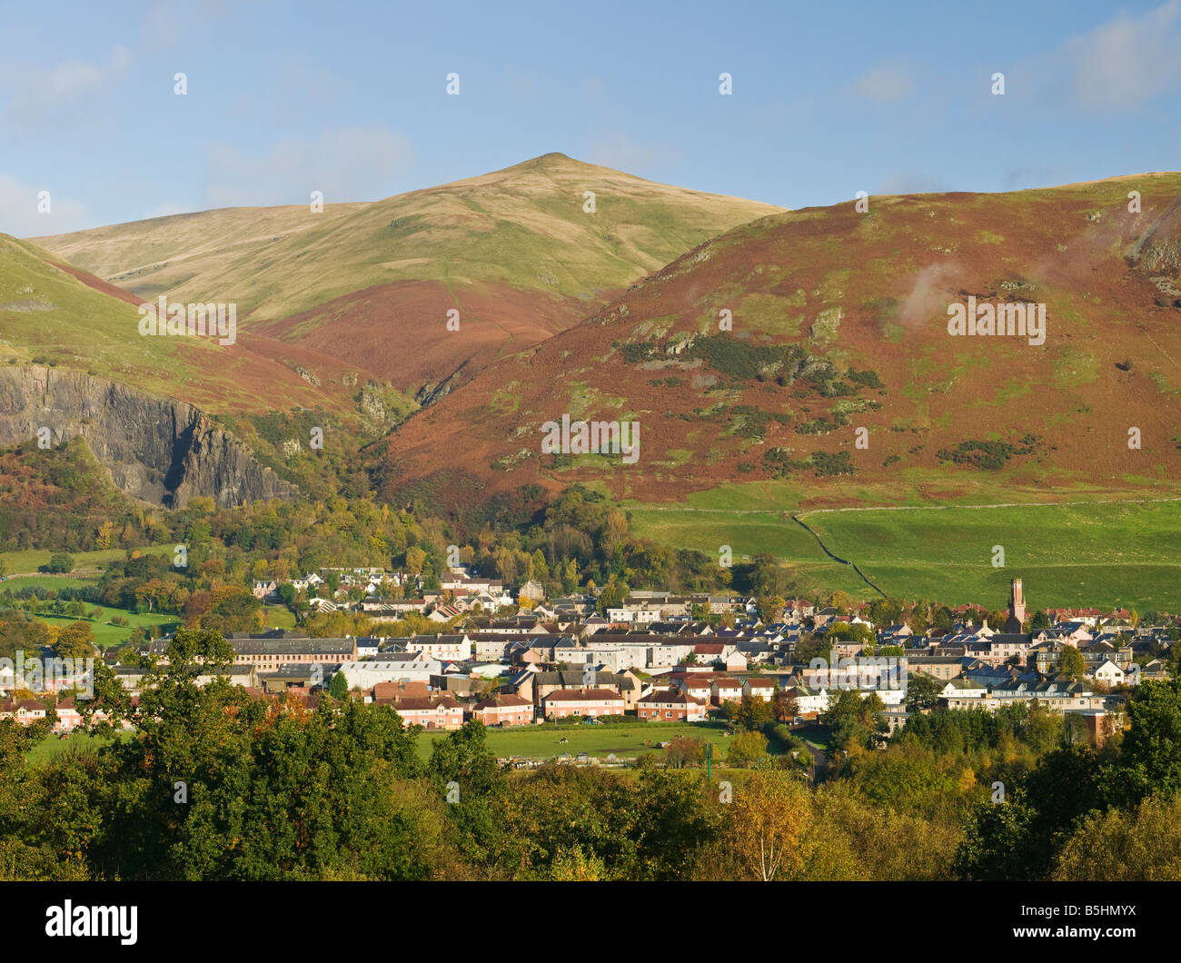Vista di Tillycoultry ai piedi dell'Ochils, Clackmannanshire, Scotland, Regno Unito. Tillycoultry Glen e la legge sono dietro Foto Stock