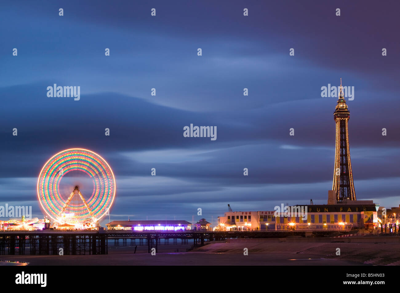 La ruota panoramica sul molo centrale e la Blackpool Tower, Blackpool, Lancashire, Inghilterra, Regno Unito. Foto Stock