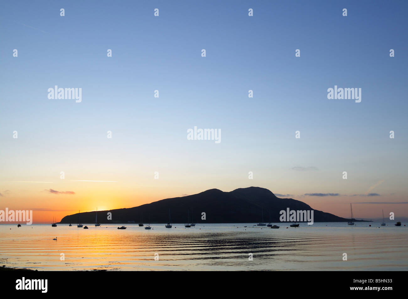 Isola Santa al largo dell'Isola di Arran, Ayrshire settentrionale, Scozia, Regno Unito. Visto attraverso Lamlash Bay all'alba. Foto Stock