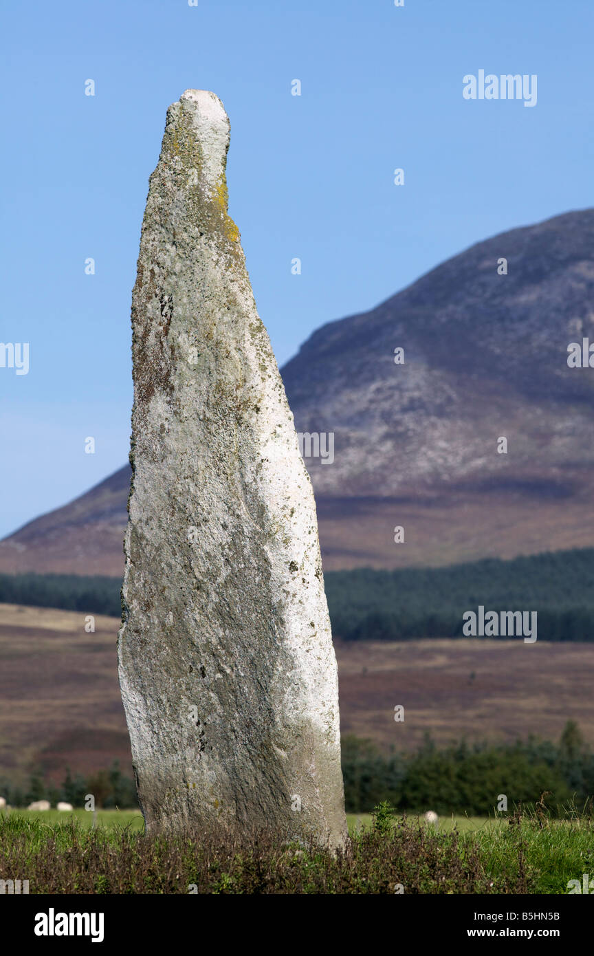 Auchencar pietra permanente, Auchencar, Isle of Arran, North Ayrshire, in Scozia, Regno Unito. Beinn Bharrain in background Foto Stock