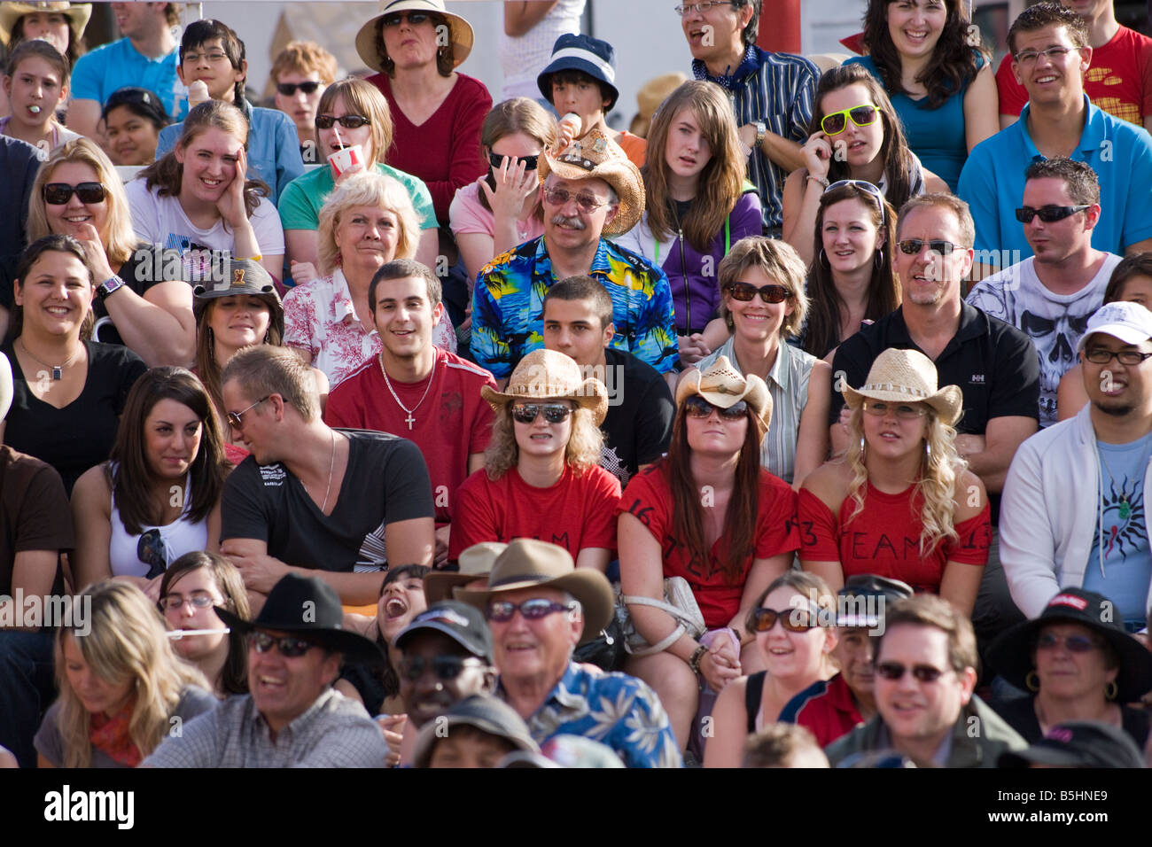 Il pubblico a guardare le prestazioni, Calgary Stampede, Calgary, Alberta, Canada Foto Stock