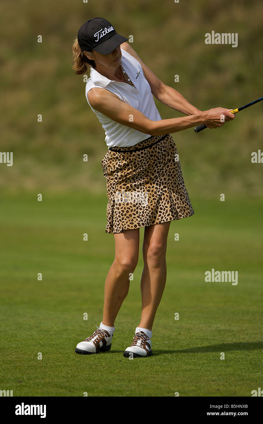 Signora golfista beccheggio verso un green Foto Stock