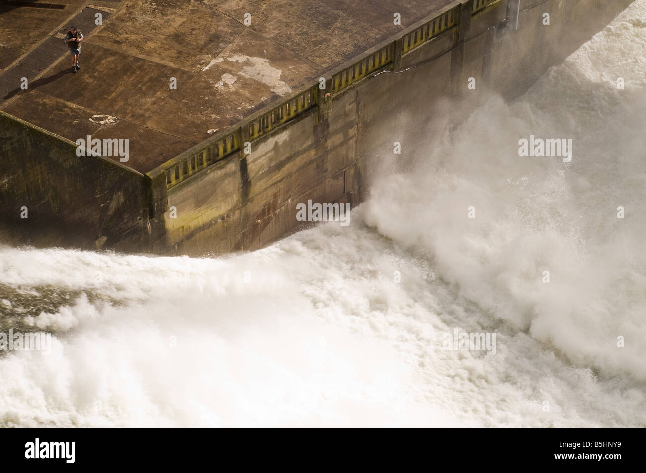 Tracimazione di acqua con uomo in piedi vicino a Foto Stock