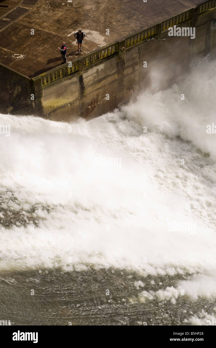 Tracimazione di acqua con uomo in piedi vicino a Foto Stock