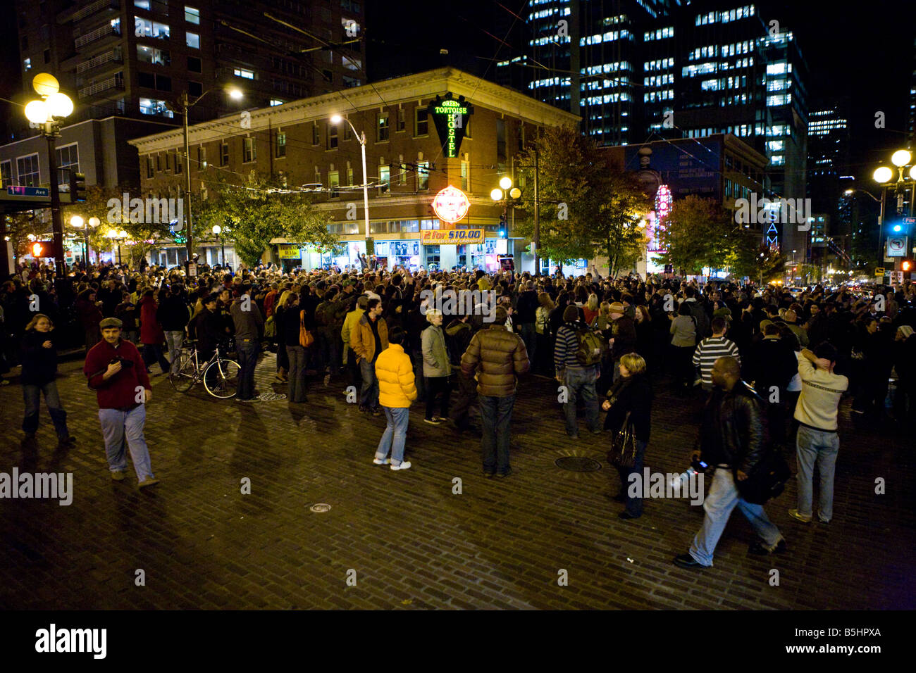 Seattle, 04.11. 2008. Le persone si radunano spontaneamente sulle strade di Seattle per celebrare la storica vittoria di Barack Obama. Foto Stock
