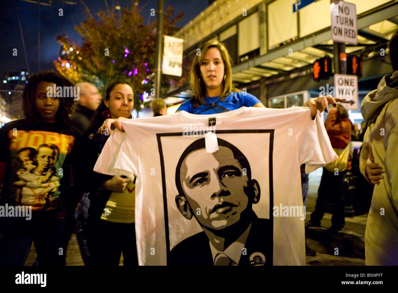 Seattle, 04.11. 2008. Le persone si radunano spontaneamente sulle strade di Seattle per celebrare la storica vittoria di Barack Obama. Foto Stock