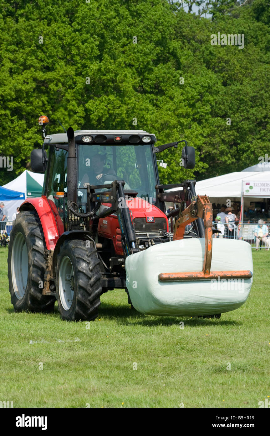 Massey Ferguson trattore 5460 portante di una balla di paglia al Rally Cowpie Betchworth Surrey Trattori agricoli Foto Stock