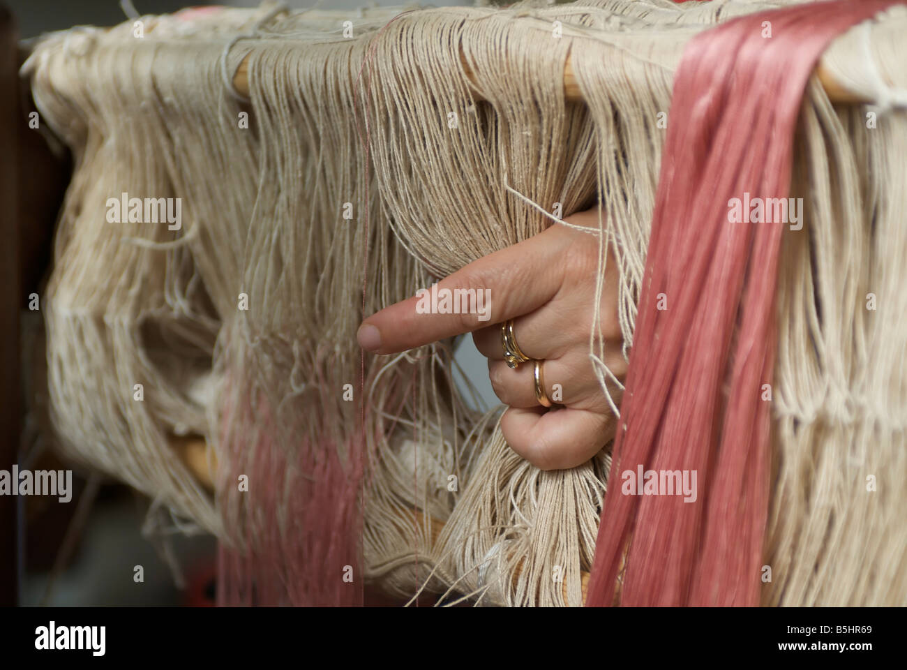 Donna tessitura a mano la fabbricazione Foto Stock