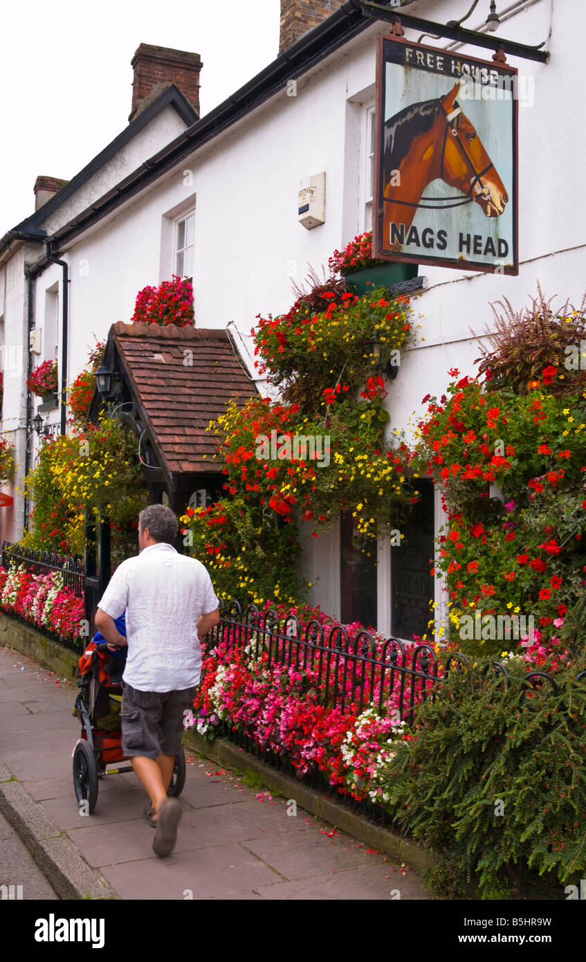 Esterno di Nag Head pub nel mercato rurale comune di Usk Monmouthshire South Wales UK Foto Stock