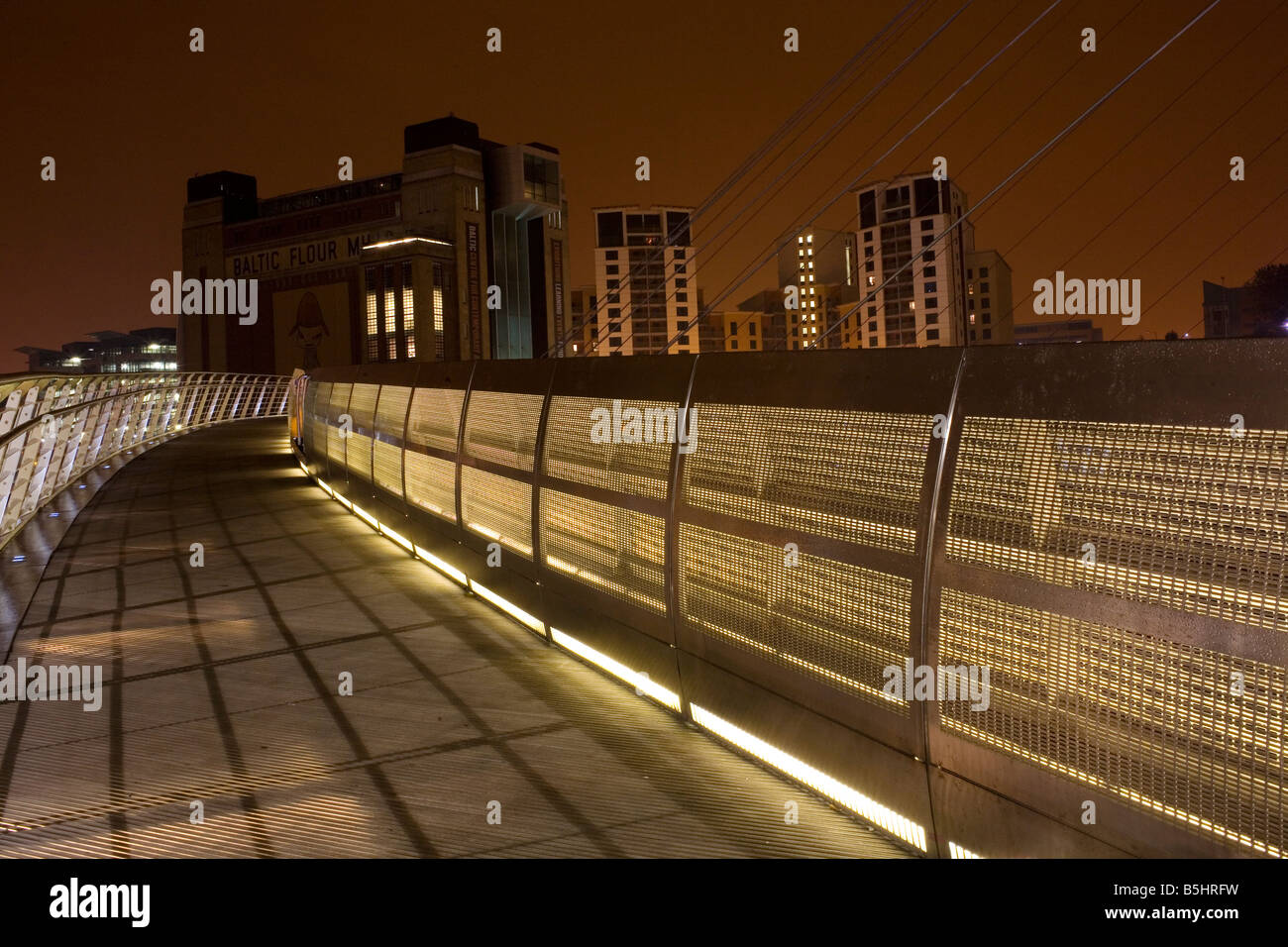 Guardando attraverso il Millennium Bridge alla galleria d'arte BALTIC, Newcastle upon Tyne. Foto Stock