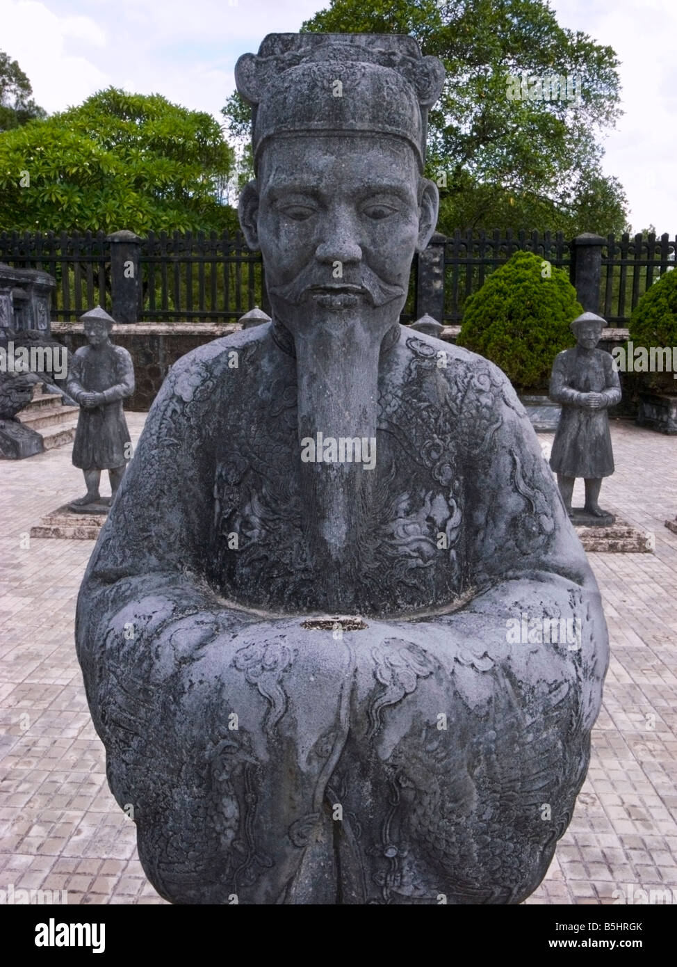 Stone figura alla tomba di Khai Dinh ultimo imperatore della dinastia Nguyen, vicino a Hue Vietnam Foto Stock