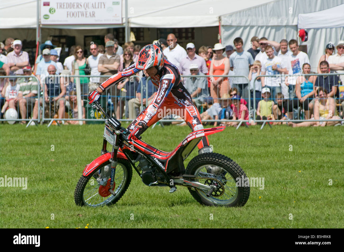 Moto Stunt Moto Rider facendo uno stunt sulla sua moto Cowpie Rally Betchworth Surrey UK Foto Stock