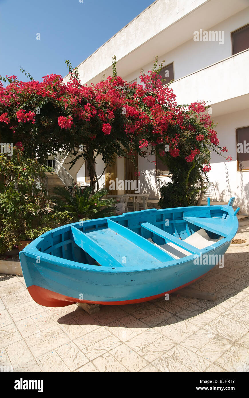 Barca sotto la bouganvillea Foto Stock