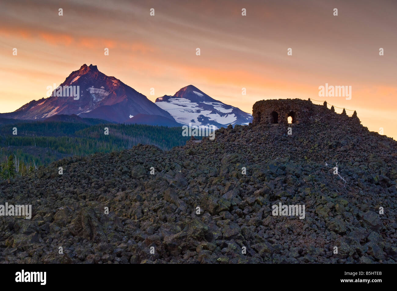 Dee Wright Osservatorio e la sorella del Nord e il Medio sorella vette dei monti Cascade presso McKenzie Pass Oregon Foto Stock