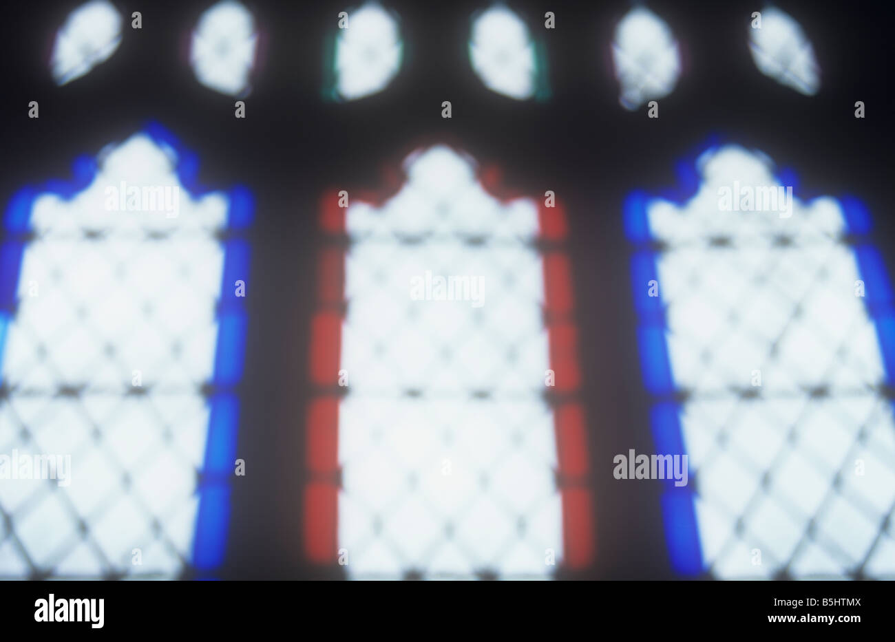 Tre impressionistica diamante pianura con piombo perpendicolare chiesa gotica windows sfrangiato con profondo blu o rosso in vetro colorato Foto Stock