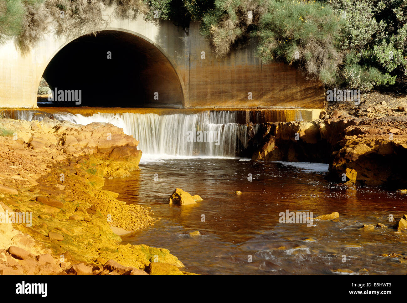 Creek inquinata dalla miniera di ferro. Foto Stock