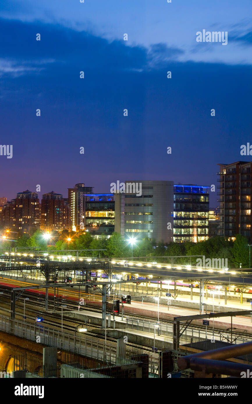 Leeds City stazione ferroviaria al crepuscolo REGNO UNITO Foto Stock