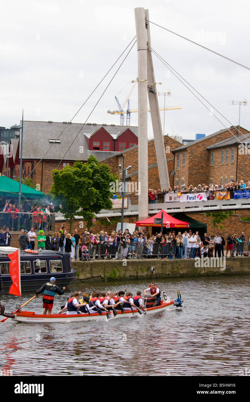 Dragon Boat Racing sul fiume Aire a Leeds REGNO UNITO Foto Stock