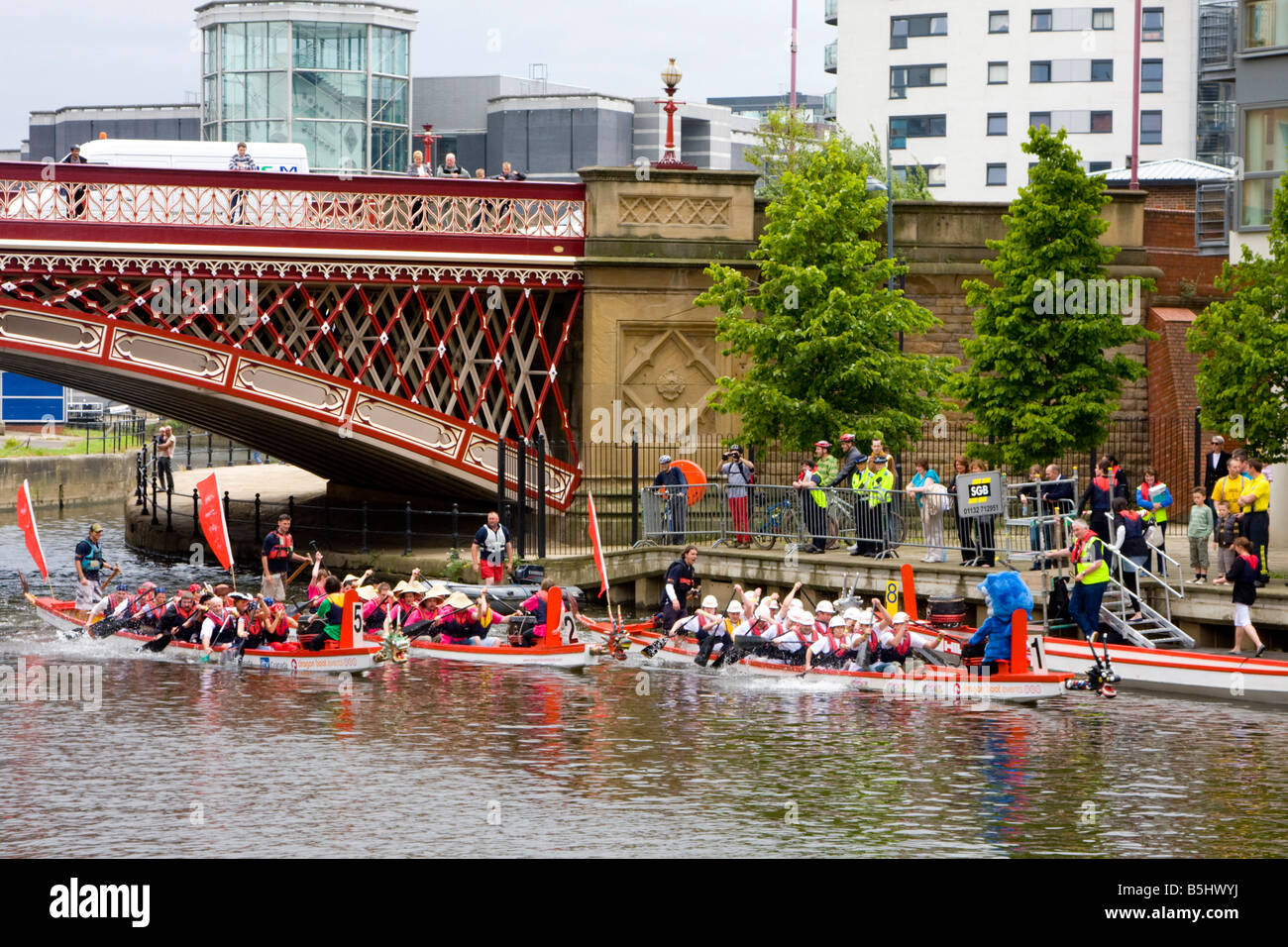 Dragon Boat Racing sul fiume Aire a Leeds REGNO UNITO Foto Stock