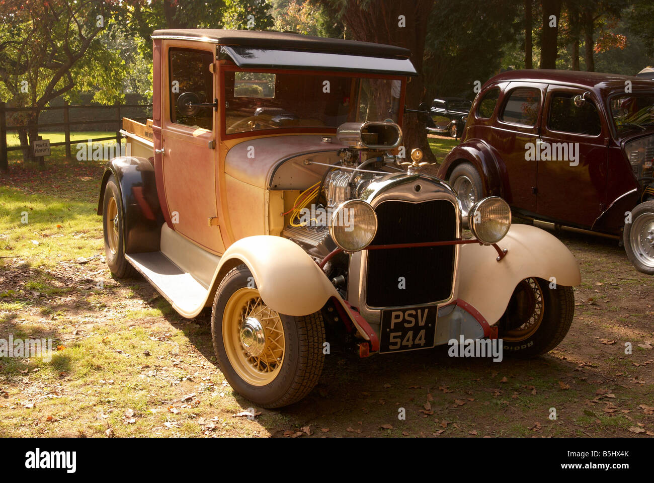 Auto personalizzata o hot rod sul display, Tilford, Surrey, Inghilterra - non grande motore V8 basato su 1920 Ford. Foto Stock