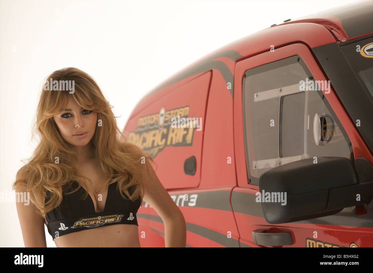 Keeley Hazell possing per il nuovo videogame Motor Storm Pacific Rift per la playstaion 3 Aratro Studios London Foto Stock