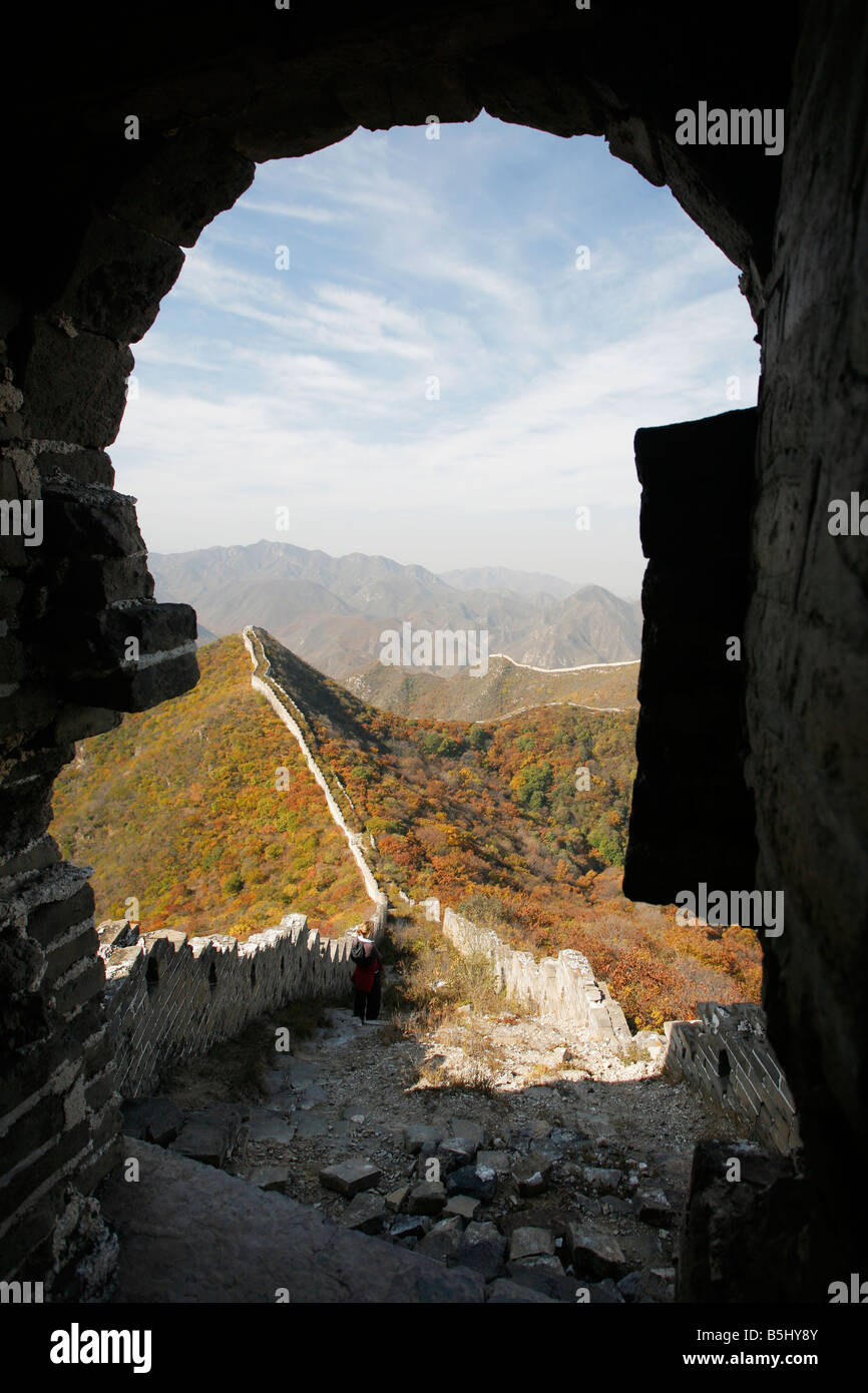 La Grande Muraglia della Cina osservata attraverso un portale ad arco Foto Stock
